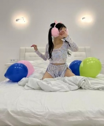 Каждая встреча со мной - погружение в мир наслаждения и настоящей страсти. Обладаю потрясающей внешностью и жгучей сексуальностью, которые доставят тебе незабываемые моменты нашего интимного свидания. Знаю, как расслабить тебя и сделать весь твой мир неповторимым! В моем арсенале есть самые разнообразные услуги, и я готова исполнить все твои желания. 🌟
Живу в Москве, так что встреча со мной возможна именно здесь, в столице страсти и роскоши. Погрузись в волшебный мир нашей встречи и ощути настоящую нежность и ласку. Уверяю тебя, что мое обаяние и опыт способны покорить даже самого требовательного мужчину. 💋
Мои отзывы говорят сами за себя - клиенты описывают меня как креативную, нежную и опытную. Тебе не придется сомневаться в моих возможностях, ведь я всегда стараюсь превзойти все ожидания. Я умею играть своими достоинствами и сделать нашу встречу незабываемой. ❣️
Посмотри мои фото и позвони мне, и мы создадим настоящий огонек страсти и наслаждения. Я жду тебя, мой красавчик! 😉 741, 19 лет